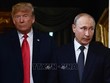 Tổng thống Liên bang Nga Vladimir Putin (phải) và ông Donald Trump trong một cuộc gặp năm 2018. Ảnh tư liệu: AFP/TTXVN
