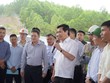 Thứ trưởng Bộ Xây dựng Nguyễn Tường Văn (cầm micro) kiểm tra tiến độ thi công Dự án thành phần Vũng Áng - Bùng tại nút giao Cự Nẫm