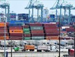 Công-ten-nơ hàng hóa được xếp tại cảng Long Beach, California, Mỹ. Ảnh: AFP/TTXVN