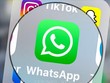 Biểu tượng ứng dụng WhatsApp trên màn hình máy tính bảng tại Lille, Pháp. Ảnh: AFP/TTXVN