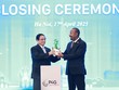 Thủ tướng Phạm Minh Chính trao biểu trưng đăng cai tổ chức Hội nghị thượng đỉnh Diễn đàn Đối tác vì Tăng trưởng xanh và Mục tiêu toàn cầu (P4G) lần thứ năm cho Thủ tướng Ethiopia Abiy Ahmed Ali. Ảnh: Đức Thanh 