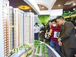 Khách tham quan mô hình dự án của Công ty cổ phần Địa ốc Phú Long 