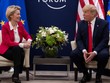 Chủ tịch Ủy ban châu Âu (EC) Ursula von der Leyen (trái) trong cuộc gặp Tổng thống Mỹ Donald Trump tại Davos, Thuỵ Sĩ, ngày 21/1/2020. Ảnh: AP/TTXVN