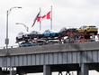 Vận chuyển ôtô mới sản xuất qua cầu Lewiston-Queenston tới Canada, ngày 9/4/2025. (Ảnh: THX/TTXVN) 