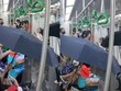 Hành khách che ô khi đi tàu metro Cát Linh - Hà Đông.