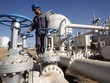 Công nhân làm việc tại một nhà máy lọc dầu ở thành phố Kirkuk, Iraq. Ảnh: AFP