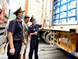 Công chức Hải quan Tân Thanh kiểm tra vải tươi xuất khẩu. (Ảnh: H.Vân)