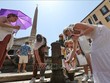 Người dân lấy nước uống để giải nhiệt trong ngày nắng nóng tại Rome, Italy. Ảnh: THX/TTXVN