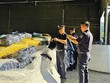 Hải quan đang thu giữ hàng giả, hàng không rõ nguồn gốc xuất xứ buôn lậu vào Việt Nam. Ảnh: Hồng Vân 