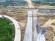 Để thúc đẩy tăng trưởng, cần đẩy mạnh giải ngân vốn đầu tư công. Trong ảnh: Xây dựng cao tốc Biên Hòa - Vũng Tàu. Ảnh: Lê Toàn 
