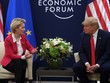 Tổng thống Mỹ Donald Trump trao đổi với Chủ tịch Ủy ban châu Âu Ursula von der Leyen trước cuộc gặp của họ tại Diễn đàn Kinh tế Thế giới ở Davos, vào ngày 21/1/2020. Ảnh: AFP