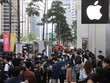 Khách hàng chờ đợi bên ngoài một cửa hàng của Apple tại Seoul, Hàn Quốc. Ảnh: Yonhap/TTXVN