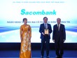 Ông Hà Văn Trung - P.TGĐ Sacombank nhận bảng vinh danh từ Ban tổ chức