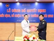 Cục trưởng Cục Hải quan Nguyễn Văn Thọ (bên phải) trao Quyết định cho ông Nguyễn Thành Hưng.