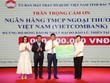 Đại diện Vietcombank, ông Hồng Quang - Thành viên HĐQT, Chủ tịch Công đoàn Vietcombank (thứ 3, từ trái sang) trao ủng hộ 1 tỷ đồng thông qua UB MTTQ tỉnh Bắc Ninh