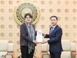 Chủ tịch UBND thành phố Phạm Đức Ấn tặng quà lưu niệm cho bà Helga Margarete Barth.