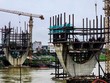 Nhiều dự án hạ tầng giao thông bị vỡ sâu tiến độ. Trong ảnh: Dự án Nâng cấp tuyến vận tải thủy sông Đuống (cầu đường sắt Đuống) phải gia hạn thời gian hoàn thành 