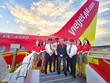 Phó Tổng giám đốc Thường trực Vietjet Tô Việt Thắng (áo vest xanh tím than) cùng phi hành đoàn Vietjet chào đón tàu bay mới/ 