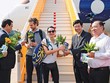 Thứ trưởng Bộ Văn hóa, Thể thao và Du lịch Hồ An Phong tặng hoa cho du khách quốc tế thứ 20 triệu đến Việt Nam năm 2025 