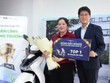 Ông Charlie Shin – CEO Chứng khoán KIS trao giải Nhất (Bảng Siêu đẳng) cho bà Huỳnh Thị Mỹ Duyên.