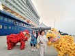 Du khách quốc tế hào hứng khi được chào đón tại Cảng tàu khách du lịch quốc tế Hạ Long, Quảng Ninh.