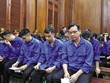 Đoàn Hữu Lượng (hàng đầu, đeo kính) và các bị cáo tại tòa 