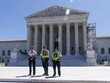 Việc ông Trump viện dẫn tình trạng khẩn cấp để áp thuế đang làm dấy lên tranh cãi hiến pháp, buộc Tòa án Tối cao Mỹ phải lên tiếng về ranh giới quyền lực hành pháp (trong ảnh: Trụ sở Tòa án Tối cao ở Washington, D.C., Mỹ). Ảnh: THX/TTXVN