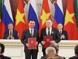 Tổng Bí thư Tô Lâm và Tổng thống Vladimir Putin chứng kiến trao văn kiện Lộ trình tổng thể về hợp tác năng lượng nguyên tử vào mục đích hòa bình giai đoạn 2025-2030 giữa Bộ Khoa học và Công nghệ Việt Nam và Tập đoàn ROSATOM của Nga. (Ảnh: Thống Nhất/TTXVN)