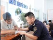Công chức hải quan hỗ trợ doanh nghiệp làm thủ tục.