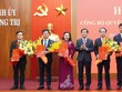 Bí thư Tỉnh ủy Quảng Trị Nguyễn Văn Phương trao quyết định và tặng hoa chúc mừng các cán bộ được điều động, luân chuyển. Ảnh: Linh Việt