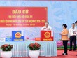 Chủ tịch Quốc hội Trần Thanh Mẫn, Chủ tịch Hội đồng Bầu cử quốc gia bỏ phiếu tại khu vực bỏ phiếu số 14, xã Hóc Môn, Thành phố Hồ Chí Minh (Ảnh: Lâm Hiển). 