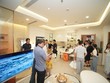 Khách hàng lắng nghe tư vấn tại nhà mẫu The NEST trong ngày khai trương.