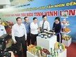Chủ tịch UBND tỉnh Vĩnh Long Trần Trí Quang (thứ 2 từ phải qua) cùng lãnh đạo tỉnh tham quan khảo nghiệm sản phẩm tiêu biểu tại Hội nghị công bố điều chỉnh Quy hoạch tỉnh Vĩnh Long (Ảnh: P.V)