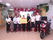 Bà Nguyễn Thanh Huyền - Giám đốc Ban MarCom, Đại diện PVcomBank (đứng thứ ba từ phải qua) trao tặng xe máy cho cô giáo Trần Thị Thúy Phương (áo đỏ)