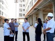 Phó chủ tịch UBND tỉnh Lâm Đồng Nguyễn Hồng Hải (giữa) kiểm tra Dự án Khu nhà ở cho công nhân Khu công nghiệp Hàm Kiệm II. Ảnh: T.T Dân