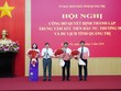 Chủ tịch UBND tỉnh Quảng Trị Lê Hồng Vinh trao các quyết định bổ nhiệm cho lãnh đạo Trung tâm Xúc tiến Đầu tư, Thương mại và Du lịch tỉnh.