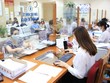 Người dân thực hiện thủ tục hành chính.