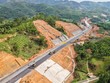 Thảm bê tông nhựa tại đoạn đầu tuyến cao tốc Hữu Nghị - Chi Lăng.