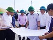 Phó Chủ tịch Thường trực UBND tỉnh Quảng Trị Hoàng Nam (thứ ba, phải ảnh) nghe báo cáo tiến độ Dự án hạ tầng kỹ thuật khu dân cư phía Tây đường 36m, thôn Sa Động - Trung Bính.