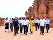 Các đại biểu kiểm tra thực địa tại Làng Văn hóa - Du lịch các dân tộc Việt Nam.