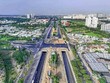 Đường Nguyễn Văn Linh hiện có dải phân cách rộng ở giữa nên thuận lợi cho việc xây dựng đường trên cao - Ảnh: L.Q