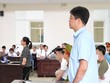 Bị cáo Lê Hoàng và vợ là cựu Cục trưởng Cục An toàn thực phẩm Trần Việt Nga đứng trước bục khai báo.