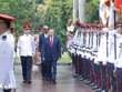 Tổng Bí thư, Chủ tịch nước Tô Lâm và Tổng thống Singapore Tharman Shanmugaratnam duyệt Đội danh dự. (Ảnh: Thống Nhất/TTXVN) 