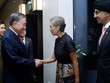 Cán bộ, nhân viên Đại sứ quán và cộng đồng người Việt Nam tại Singapore đón Tổng Bí thư, Chủ tịch nước Tô Lâm và Phu nhân. (Ảnh: Thống Nhất/TTXVN)
