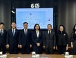 Bà Vũ Thị Chân Phương, Chủ tịch UBCKNN (thứ tư, từ phải sang) và ông Wisit Wisitsora-at, Chủ tịch SEC Thái Lan (thứ ba, từ phải sang) tại buổi làm việc 