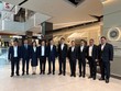 Đại biểu hai đoàn chụp ảnh lưu niệm.