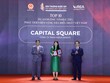 Bà Hoàng Quỳnh Phương - Đại diện Công ty TNHH Mega Assets - chủ đầu tư Dự án Capital Square nhận Danh hiệu.