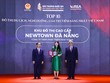 Bà Hoàng Quỳnh Phương - Đại diện Công ty TNHH Phát triển New Town - chủ đầu tư Khu đô thị cao cấp Newtown Đà Nẵng nhận Danh hiệu.
