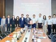 Chủ tịch UBND tỉnh Phú Thọ Trần Duy Đông trao chứng nhận đăng ký đầu tư điều chỉnh cho BYD.
