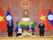 Bộ trưởng Bộ Tài chính Việt Nam và Phó Thủ tướng, Bộ trưởng Bộ Tài chính Lào trao Thỏa thuận hợp tác giai đoạn 2026-2030 dưới sự chứng kiến của Thủ tướng Chính phủ hai nước. Ảnh: Đức Thanh.